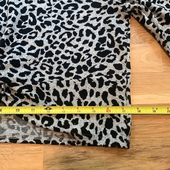 SHE + Sky Cropped Long Sleeve V-Neck Leopard Print Top Black & Gray Women’s L - Picture 11 of 13